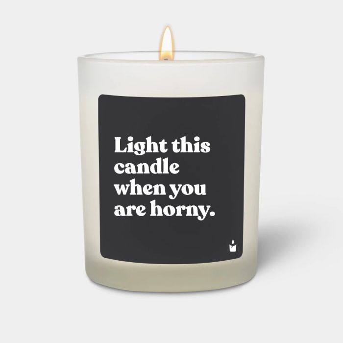 Duftkerze Woody Light this candle when you are horny.