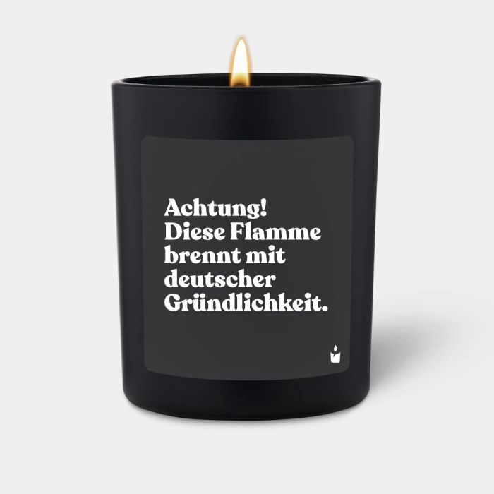Duftkerze Schwarz Woody Achtung! Diese Flamme brennt mit deutscher Gründlichkeit.