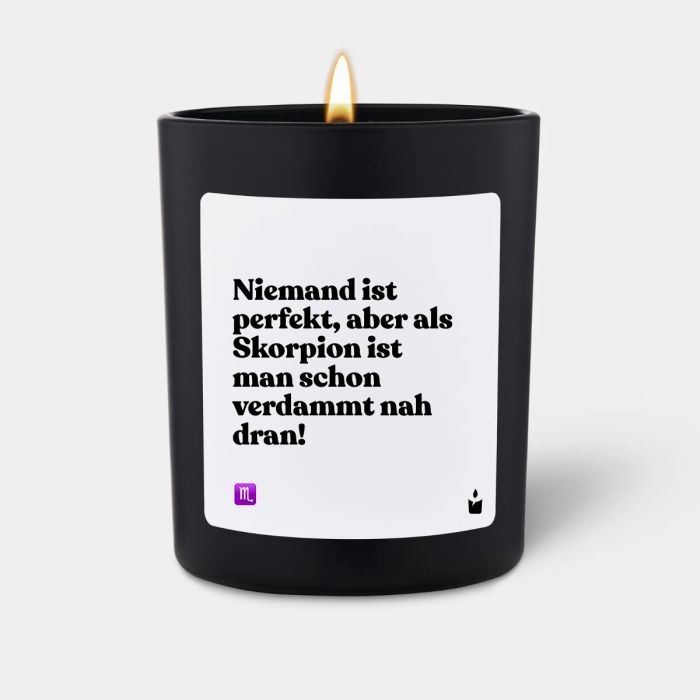 Duftkerze Schwarz Woody Niemand ist perfekt, aber als Skorpion ist man schon verdammt nah dran!